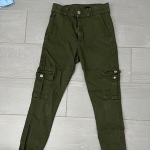 Army Green Women's Fitted Cargo Pants (Size 7/8)
